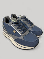 Sneakers ZARA, colore blu, vista di tre quarti: punta arrotondata e finitura con pannelli a contrasto.