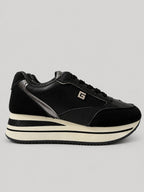 Sneakers ZARA, colore nero, vista laterale: finitura con pannelli a contrasto, suola platform.