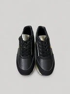 Sneakers ZARA, colore nero, vista frontale dall’alto: punta arrotondata e lacci.