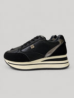 Sneakers ZARA, colore nero, vista del lato opposto: finitura con pannelli a contrasto, suola platform.
