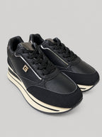 Sneakers ZARA, colore nero, vista di tre quarti: punta arrotondata e finitura con pannelli a contrasto.