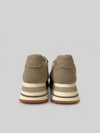 Sneakers ZARA, colore sabbia, vista posteriore: suola platform.