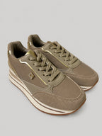 Sneakers ZARA, colore sabbia, vista di tre quarti: punta arrotondata e finitura con pannelli a contrasto.