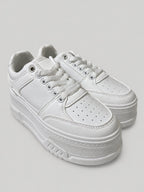 Sneakers SUMMER, colore bianco, vista di tre quarti: punta arrotondata e finitura liscia.