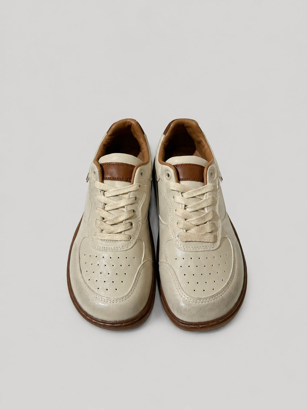 Sneakers UNA, colore beige, vista frontale dall’alto: punta arrotondata e lacci.