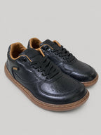Sneakers UNA, colore nero, vista di tre quarti: punta arrotondata e finitura con pannelli a contrasto.