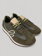 Sneakers DORA, colore verde, vista di tre quarti: punta arrotondata e finitura con pannelli dall'effetto scamosciato.