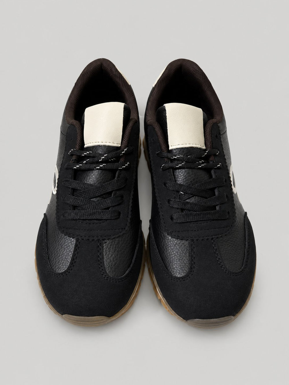 Sneakers DORA, colore nero, vista frontale dall’alto: punta arrotondata e lacci.