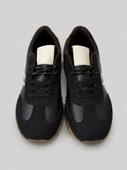 Sneakers DORA, colore nero, vista frontale dall’alto: punta arrotondata e lacci.