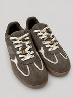 Sneakers ROSA, colore taupe, vista di tre quarti: punta arrotondata e finitura con inserti texturizzati.