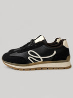 Sneakers DORA, colore nero, vista del lato opposto: finitura con pannelli dall'effetto scamosciato.