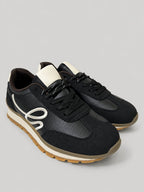 Sneakers DORA, colore nero, vista di tre quarti: punta arrotondata e finitura con pannelli dall'effetto scamosciato.