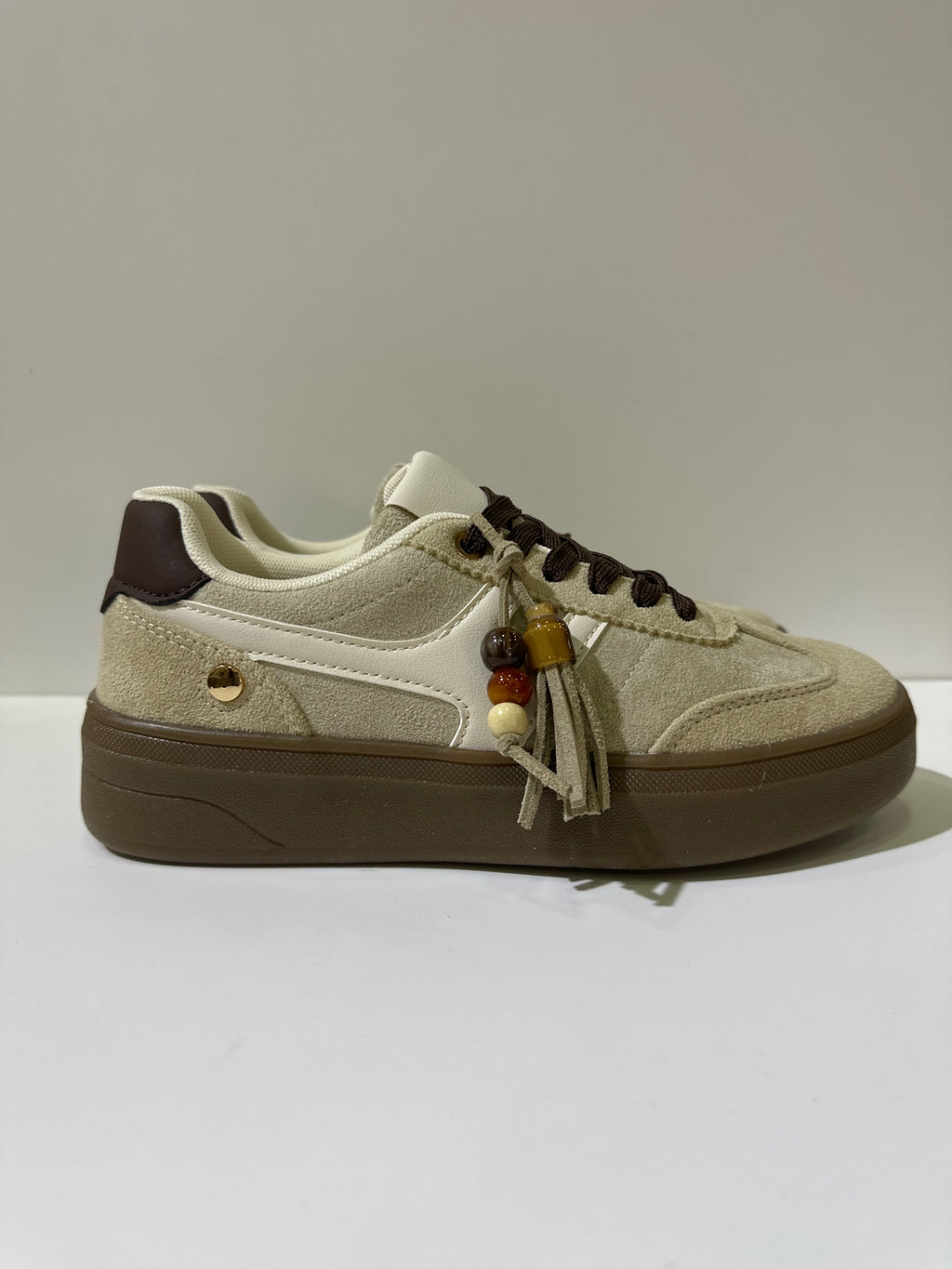 Sneakers EMI, colore beige, vista laterale: finitura con pannelli texturizzati, suola platform.