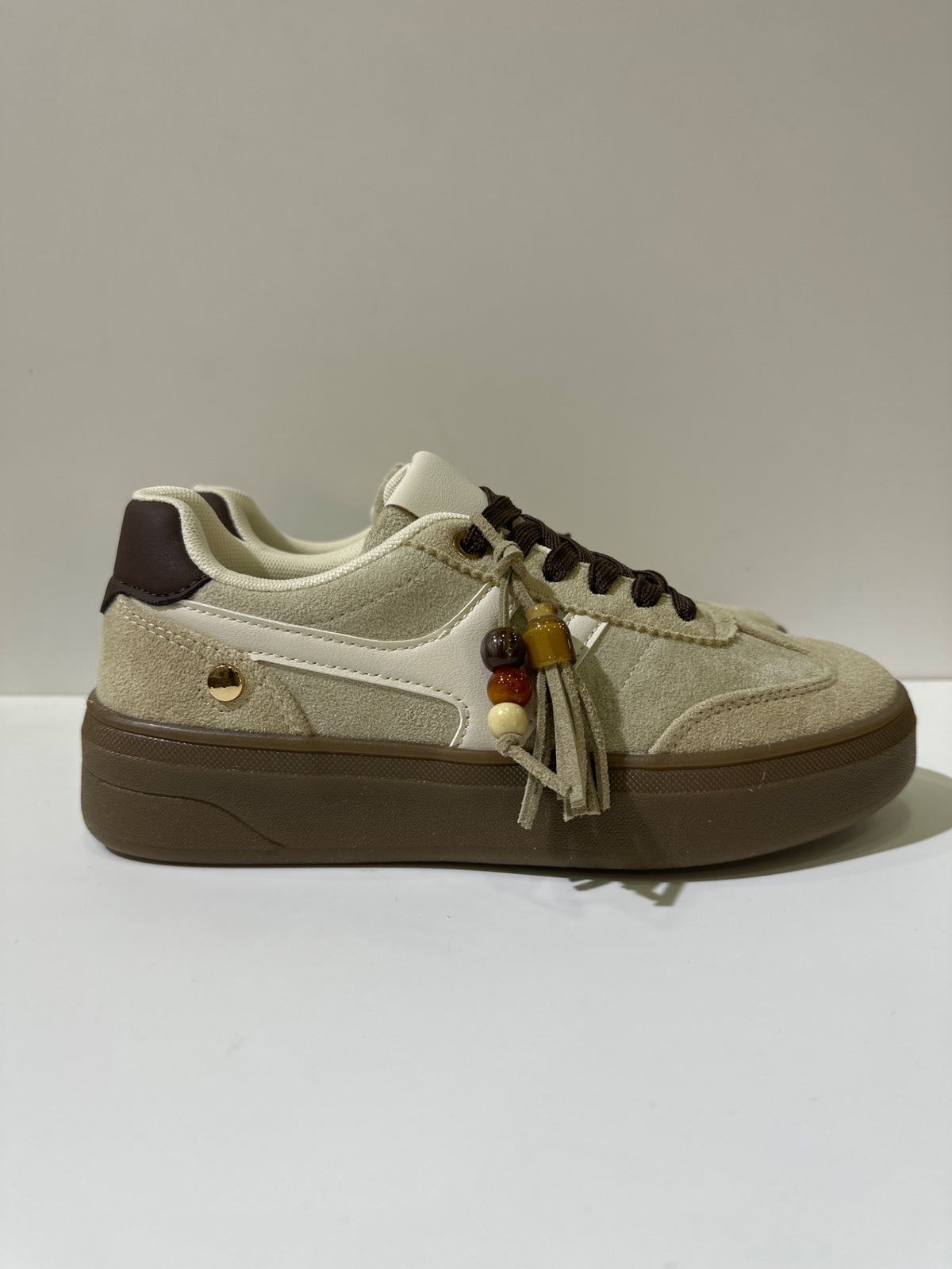 Sneakers EMI, colore beige, vista laterale: finitura con pannelli texturizzati, suola platform.