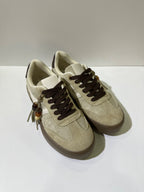 Sneakers EMI, colore beige, vista di tre quarti: punta arrotondata e finitura con pannelli texturizzati.