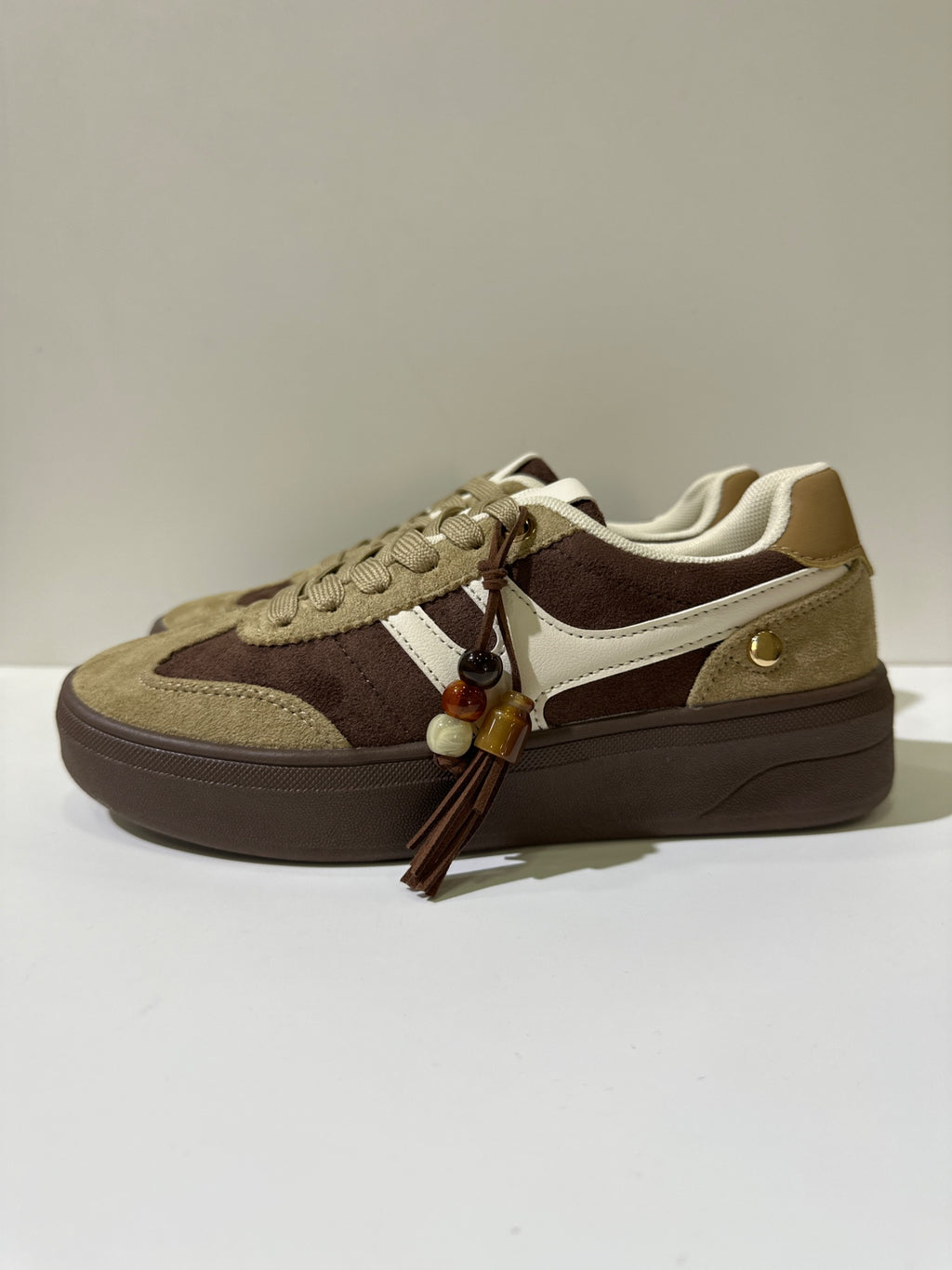 Sneakers EMI, colore marrone, vista laterale: finitura con pannelli texturizzati, suola platform.