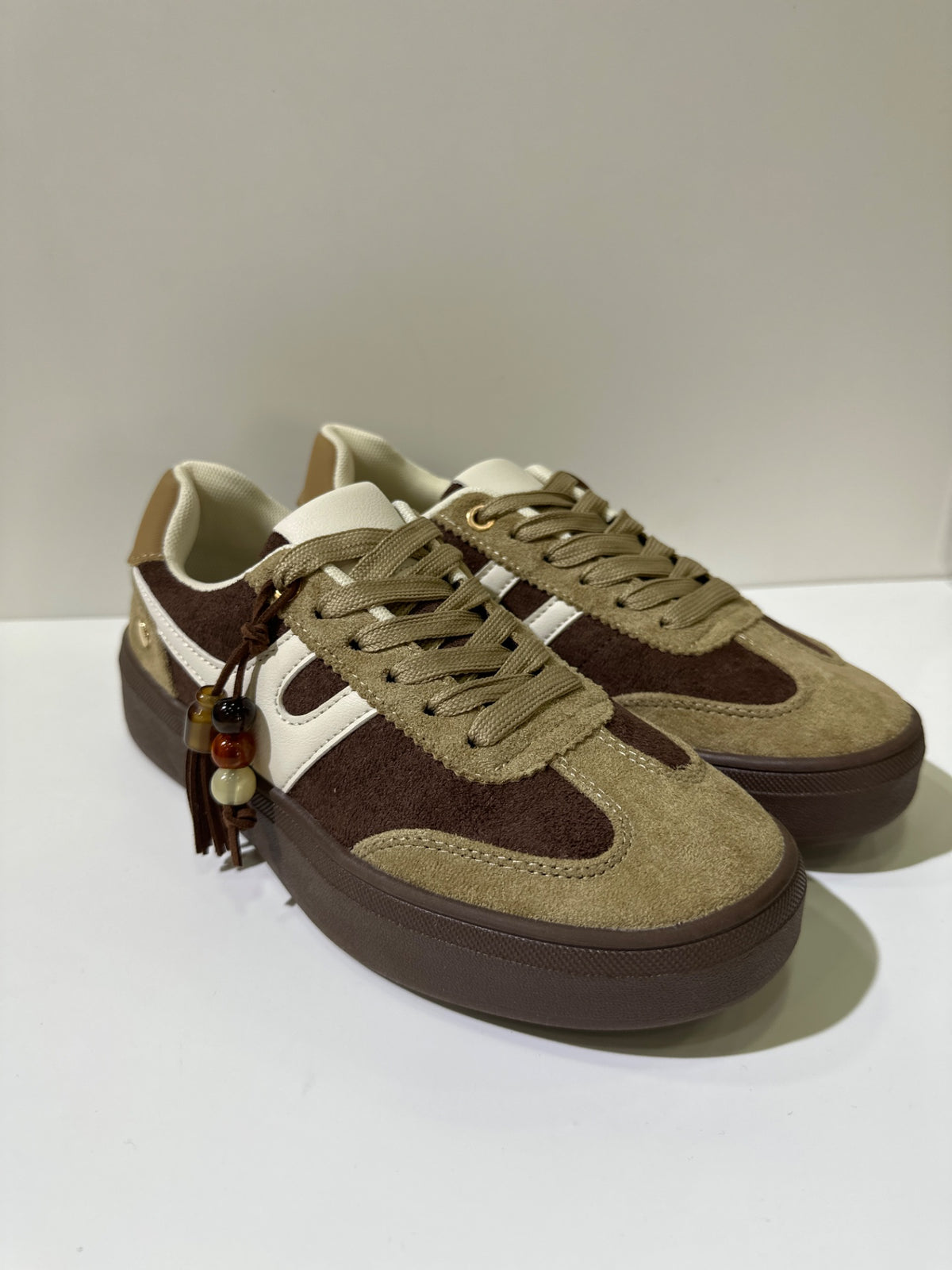 Sneakers EMI, colore marrone, vista di tre quarti: punta arrotondata e finitura con pannelli texturizzati.