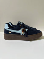 Sneakers EMI, colore blu, vista laterale: finitura con pannelli texturizzati, suola platform.
