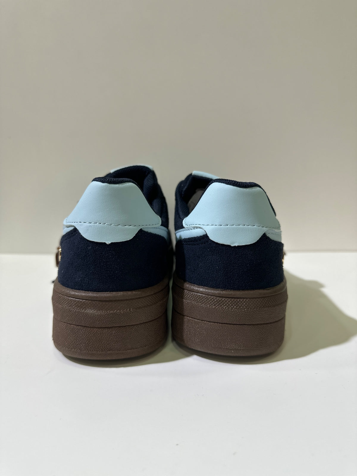 Sneakers EMI, colore blu, vista posteriore: suola platform.
