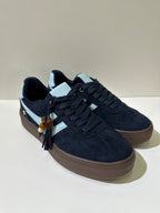 Sneakers EMI, colore blu, vista di tre quarti: punta arrotondata e finitura con pannelli texturizzati.