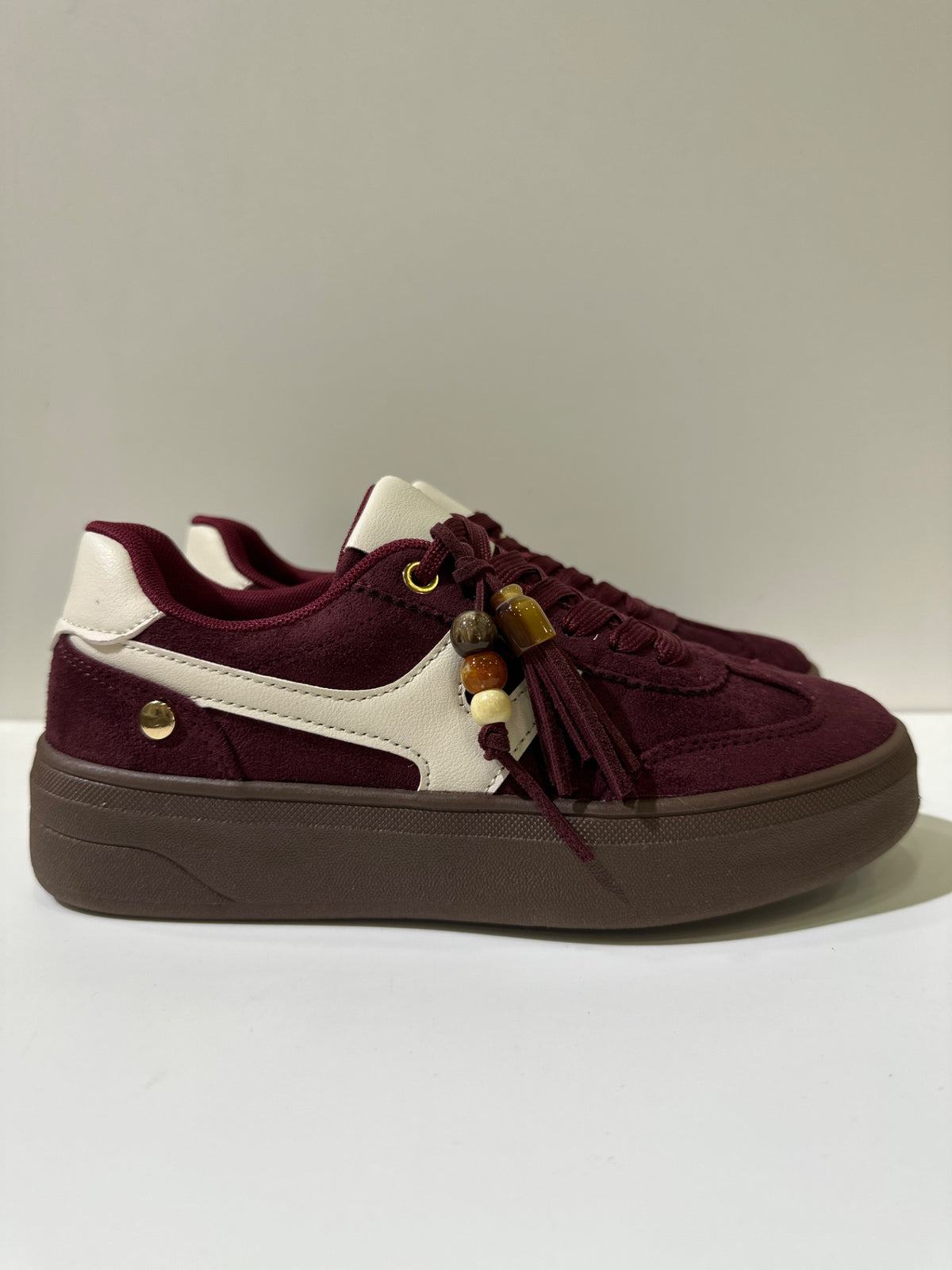 Sneakers EMI, colore rosso, vista laterale: finitura con pannelli texturizzati, suola platform.