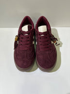 Sneakers EMI, colore rosso, vista frontale dall’alto: punta arrotondata e lacci.