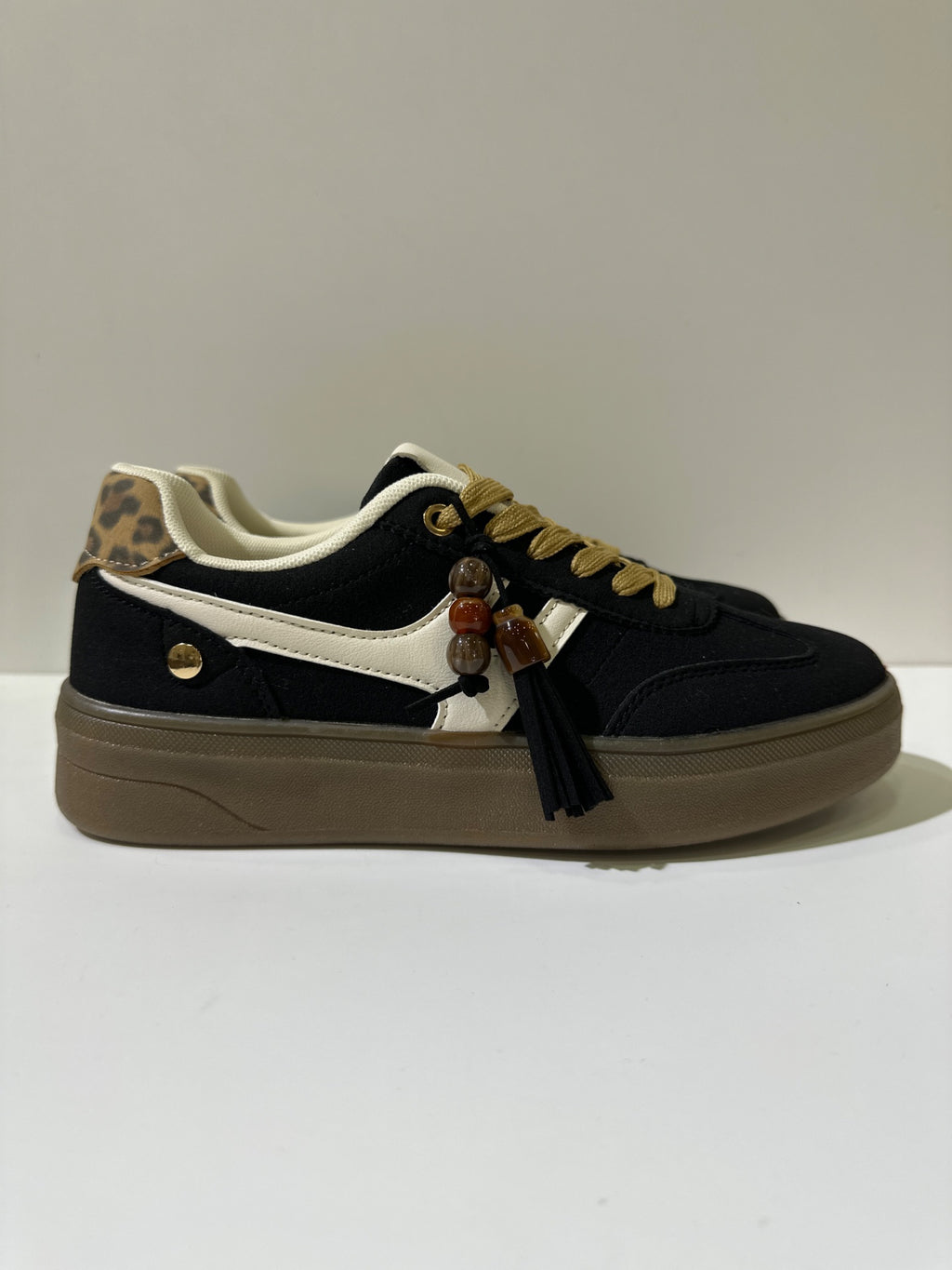 Sneakers EMI, colore nero, vista laterale: finitura con pannelli texturizzati, suola platform.