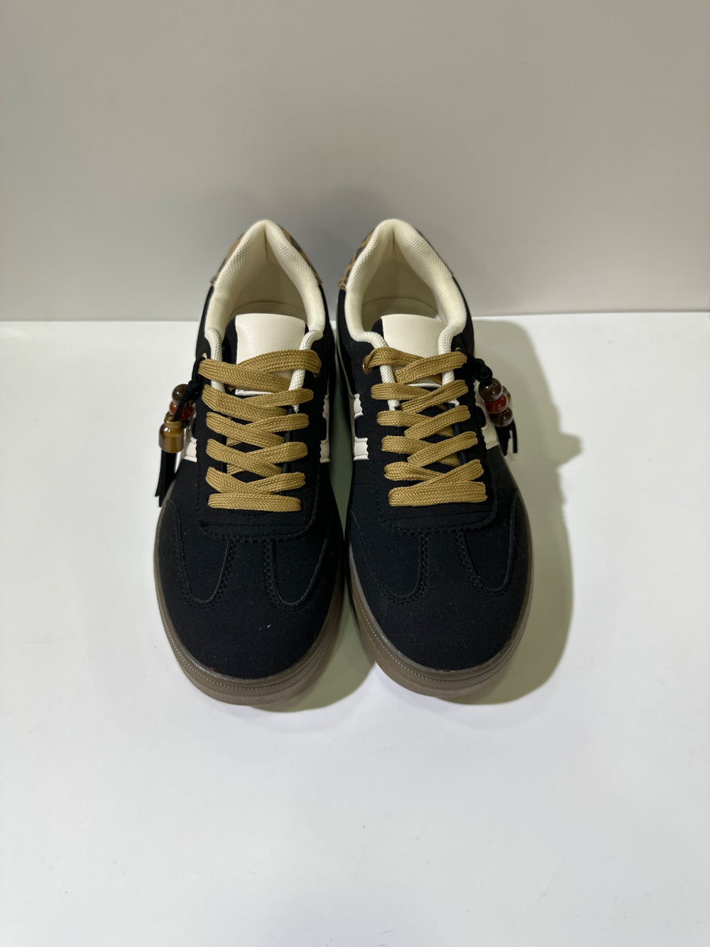 Sneakers EMI, colore nero, vista frontale dall’alto: punta arrotondata e lacci.