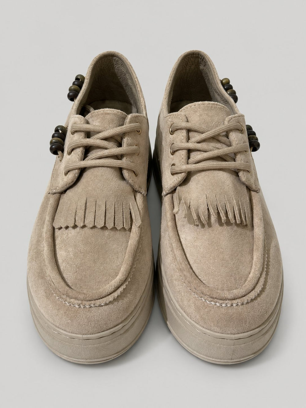 Sneakers OPAL, colore sabbia, vista frontale dall’alto: punta arrotondata e lacci.