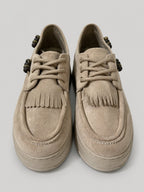 Sneakers OPAL, colore sabbia, vista frontale dall’alto: punta arrotondata e lacci.