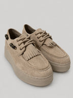 Sneakers OPAL, colore sabbia, vista di tre quarti: punta arrotondata e finitura effetto scamosciato.