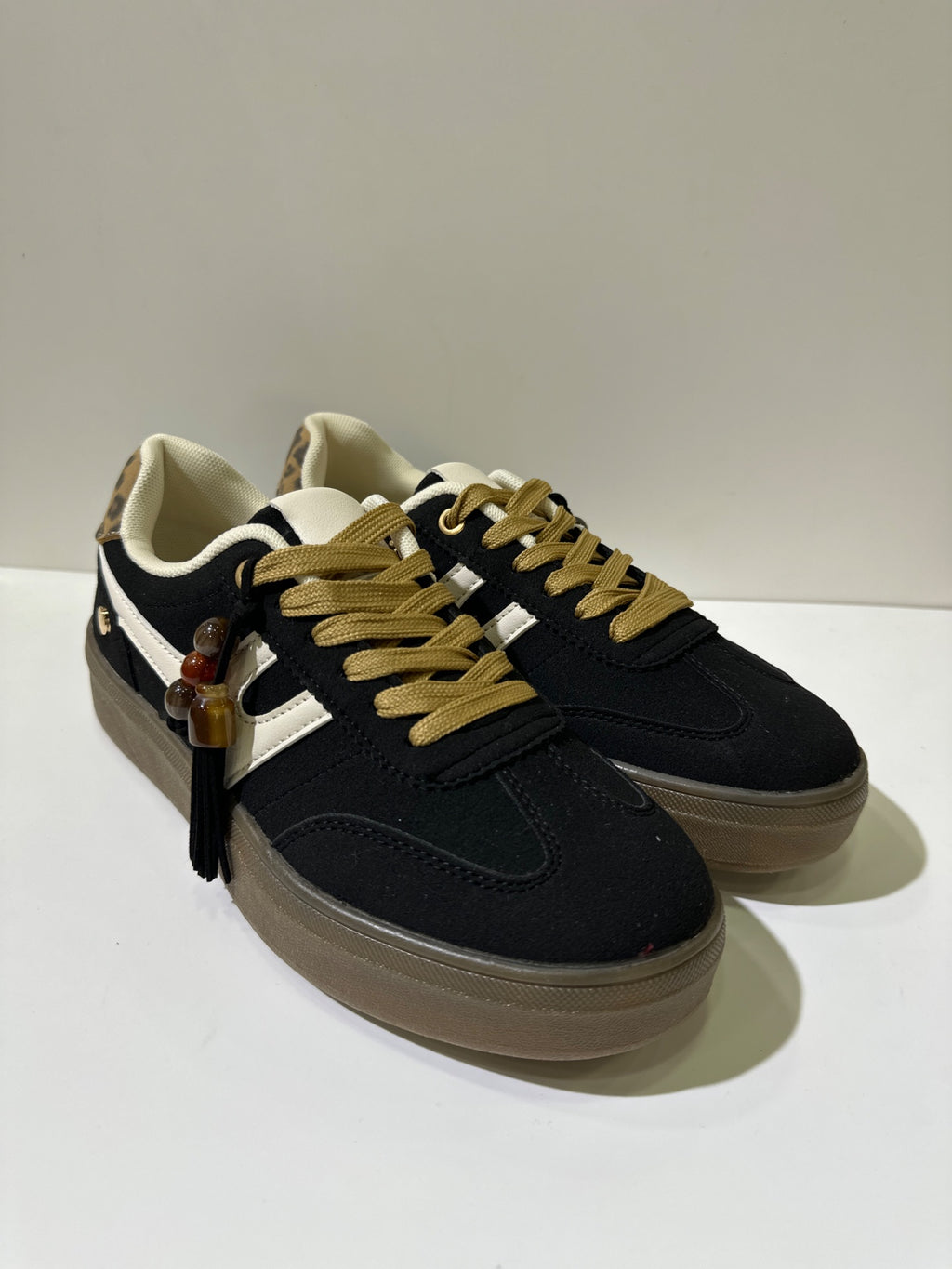 Sneakers EMI, colore nero, vista di tre quarti: punta arrotondata e finitura con pannelli texturizzati.