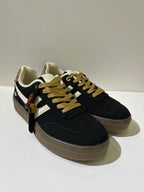 Sneakers EMI, colore nero, vista di tre quarti: punta arrotondata e finitura con pannelli texturizzati.
