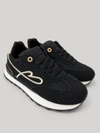 Sneakers NAIMA, colore nero, vista di tre quarti: punta arrotondata e finitura con inserti texturizzati.