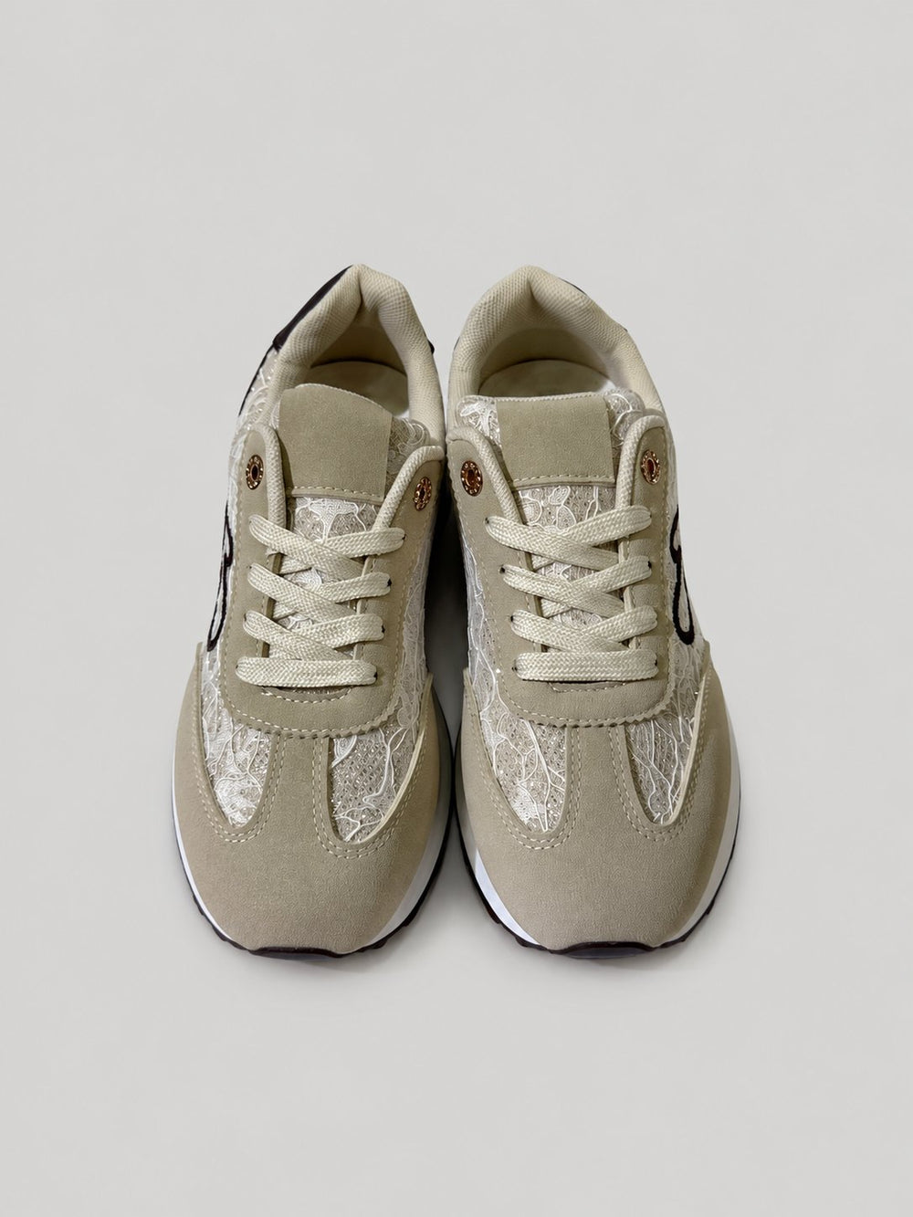 Sneakers NAIMA, colore beige, vista frontale dall’alto: punta arrotondata e lacci.