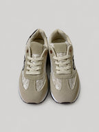 Sneakers NAIMA, colore beige, vista frontale dall’alto: punta arrotondata e lacci.