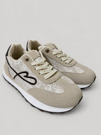 Sneakers NAIMA, colore beige, vista di tre quarti: punta arrotondata e finitura con inserti texturizzati.