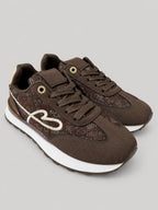 Sneakers NAIMA, colore marrone, vista di tre quarti: punta arrotondata e finitura con inserti texturizzati.