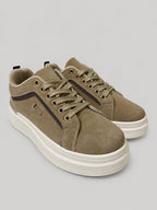 Sneakers ALLEGRA, colore sabbia, vista di tre quarti: punta arrotondata e finitura effetto scamosciato.