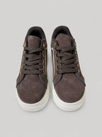 Sneakers ALLEGRA, colore marrone, vista frontale dall’alto: punta arrotondata e lacci.