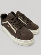Sneakers ALLEGRA, colore marrone, vista di tre quarti: punta arrotondata e finitura effetto scamosciato.