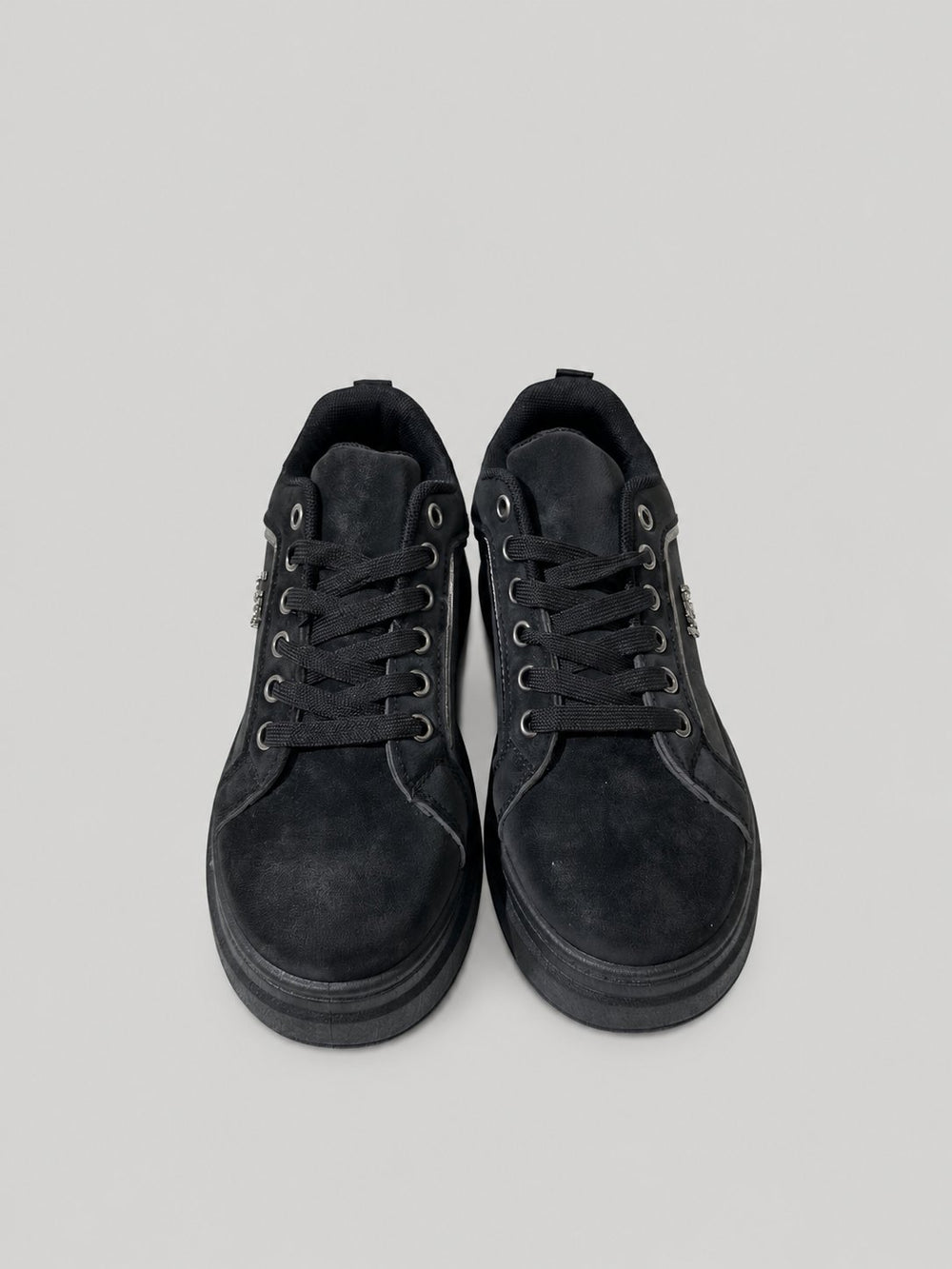 Sneakers ALLEGRA, colore nero, vista frontale dall’alto: punta arrotondata e lacci.