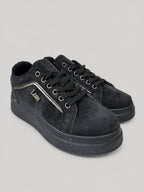 Sneakers ALLEGRA, colore nero, vista di tre quarti: punta arrotondata e finitura effetto scamosciato.