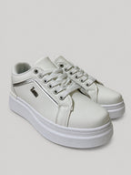 Sneakers ALLEGRA, colore bianco, vista di tre quarti: punta arrotondata e finitura liscia.