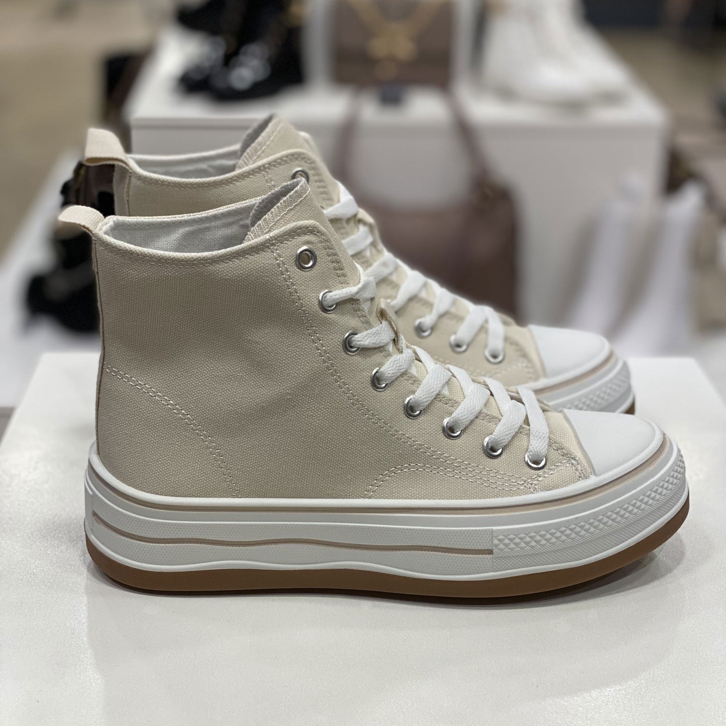 Sneakers alte beige in tela con suola alta, vista laterale per mostrare i dettagli della scarpa