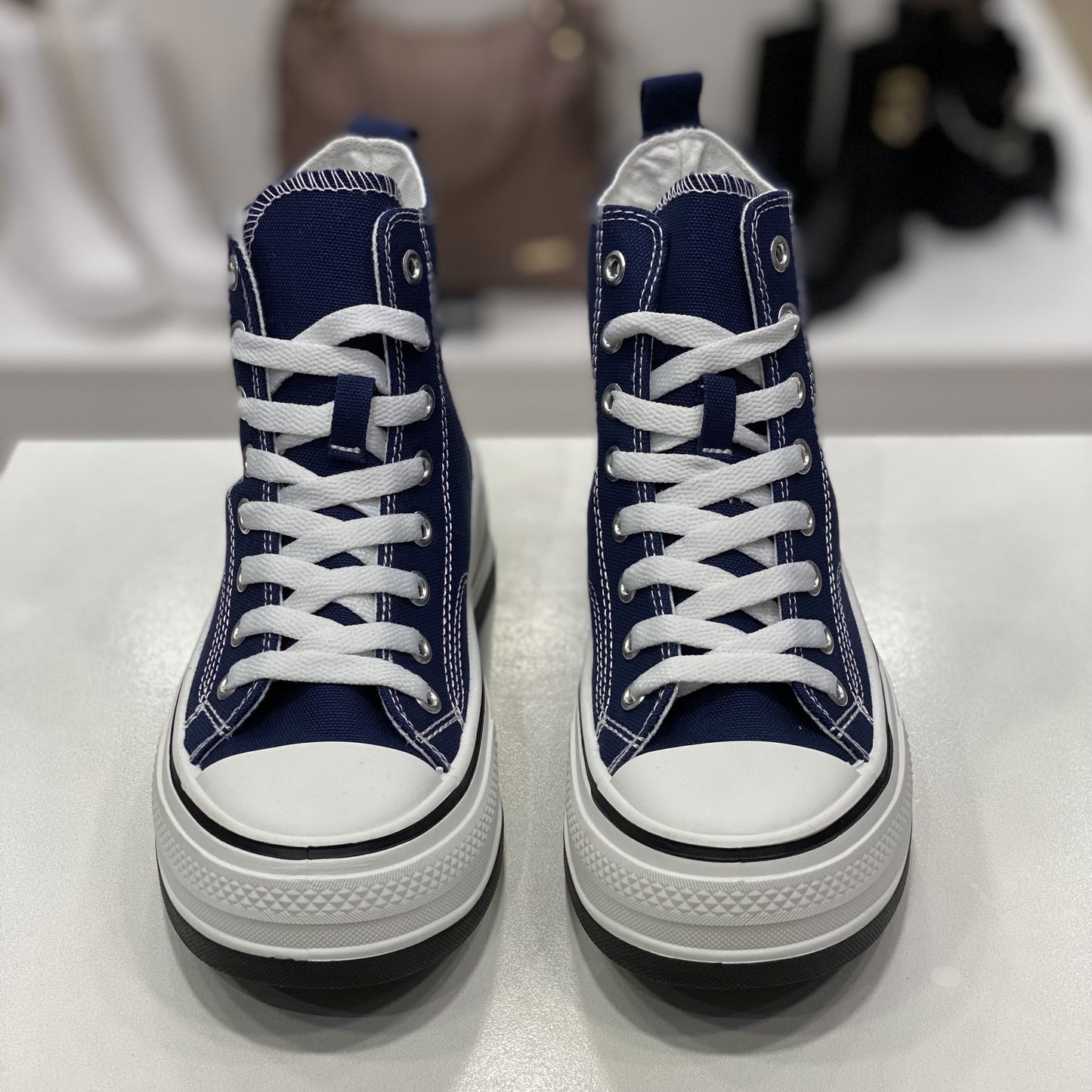 Sneakers alta blu in tela con suola alta, vista frontale su sfondo neutro