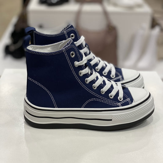 Sneakers alte blu in tela con suola alta, vista laterale per mostrare i dettagli della scarpa