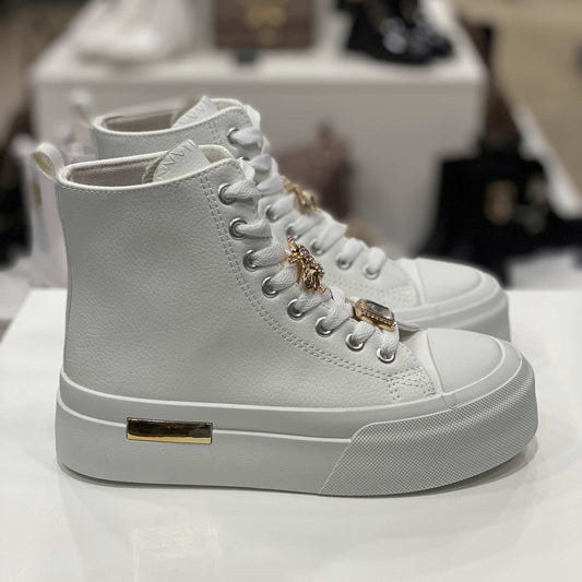 Sneakers alte bianche, dettagli gioiello sui lacci e suola bianca alta, vista laterale