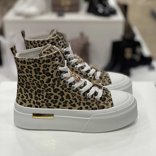 Sneakers alte con stampa leopardata, dettagli gioiello sui lacci e suola bianca alta, vista laterale