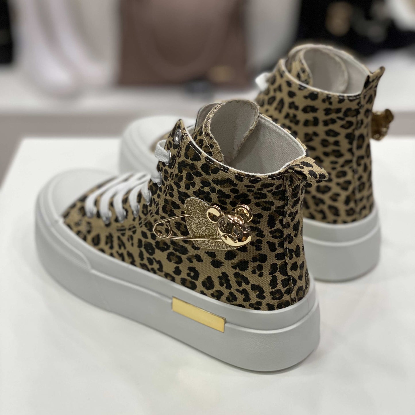 CLARA - sneakers alte leopardate con spilla dorata